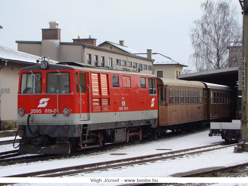 The BB 2095 011-9 shunting with the cars repainted brown for historic trains at St. Plten Alpenbahnhof photo