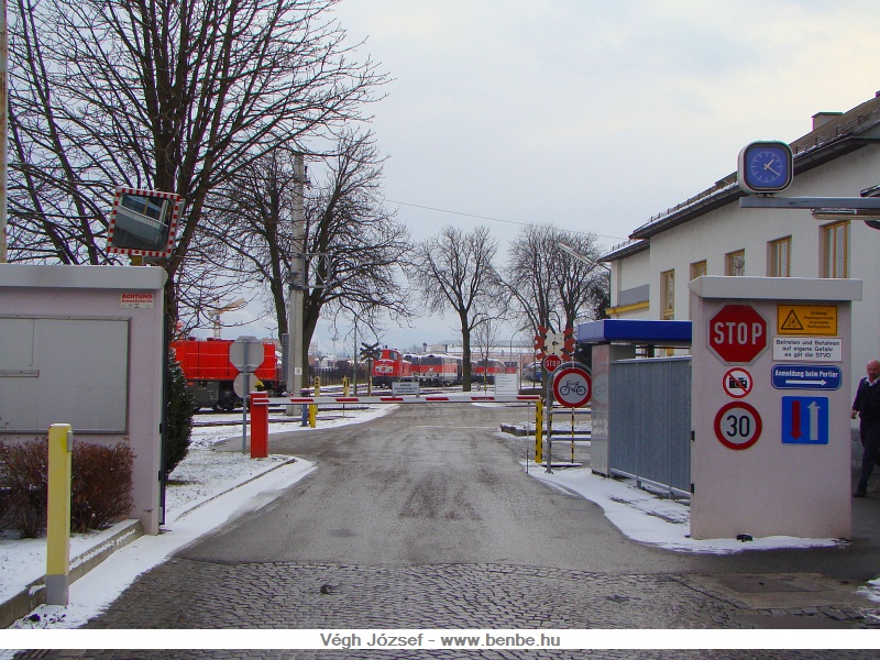 Az Alpenbahnhof szomszdsgban fekszik az BB Technische Service főműhelye, ahova a belps szigoran tilos, sőt, mint a STOP tbla alatti tbla is mutatja, mg fnykpezni is tilos. Ezt nagyon komolyan is veszik! Nekem szndkomban sem volt bemenni, csak ezt az utcrl ksztett kpet kvettem el, de mr ezzel felhvtam magamra a figyelmet s egy biztonsgi őr rvid ton el is zavart. fot