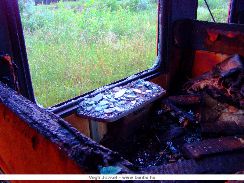 A kocsi beltere teljesen kigett, a hőtől mg az oldalablakok egy rsze is kitrtt, br az is lehet, hogy ezeket a tűzolts sorn trtk ki a tűzoltk. fot