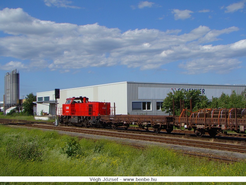 A 2070 070-4-es Hector Spratzen llomson rendezi a kocsikat, amik majd dlutn egy tehervonatknt mennek tovbb valamilyen ptkezsre. A httrben a DB Schenker logisztikai parkja lthat. fot