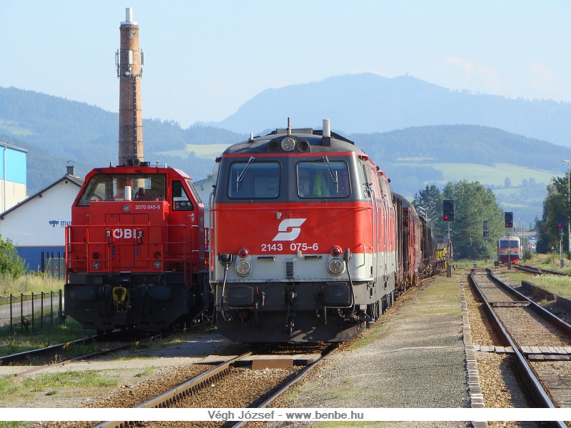 A szemlyvonatok kijrtak az llomsbl, csak az 5047-es ltszik mg a kp jobb als sarkban. A tehervonat is lassan elmegy, csak a 2070 045-6 marad itt llomsi tartalkknt. fot