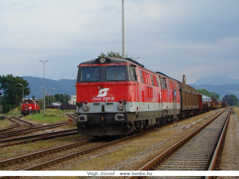 Egy msik, felhősebb napon a 2143 055-8 volt az előbb is ltott tehervonat ln, az llomsi tartalk pedig a trol plyaudvar fel vezető snen vrakozik fot