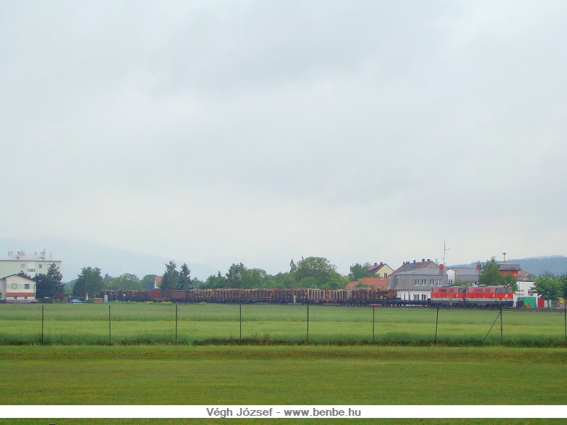 A double 2143 brings down the freight train from Traisen photo