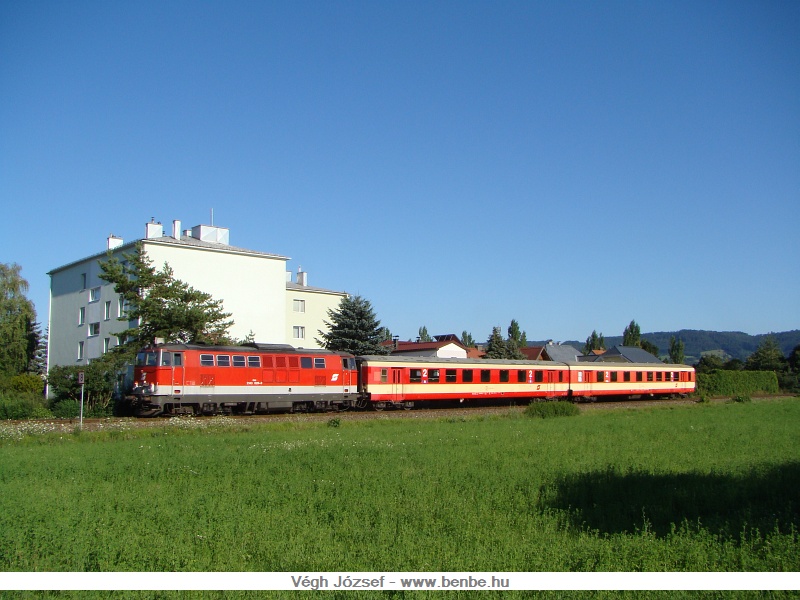 Szintén St.Georgen am Steinfeld faluban egy másik napon, a 2143 028-3 vontatásával a kis két kocsis vonat. fotó