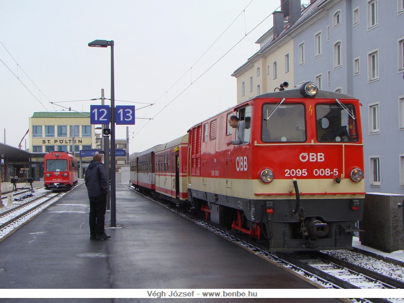 A 2095 008-5 plyaszm dieselmozdony vonatatta szemlyvonat indulsra vrakozik az lloms keskeny nyomkzű rszn fot