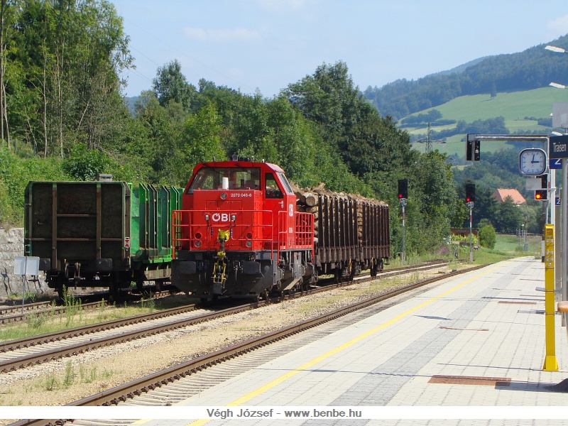 The BB 2070 045-6 at Traisen station photo