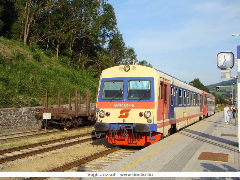 5047 017-8 vezetsvel egy kt egysgből ll szemlyvonat indul hamarosan St.Pltenbe Traisen llomsrl fot