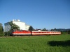Szintén St.Georgen am Steinfeld faluban egy másik napon, a 2143 028-3 vontatásával a kis két kocsis vonat.