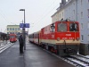 A 2095 008-5 pályaszámú dieselmozdony vonatatta személyvonat indulásra várakozik az állomás keskeny nyomközű részén
