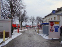 Az Alpenbahnhof szomszédságában fekszik az ÖBB Technische Service főműhelye, ahova a belépés szigorúan tilos, sőt, mint a STOP tábla alatti tábla is mutatja, még fényképezni is tilos. Ezt nagyon komolyan is veszik! Nekem szándékomban sem volt bemenni, csak ezt az utcáról készített képet követtem el, de már ezzel felhívtam magamra a figyelmet és egy biztonsági őr rövid úton el is zavart.