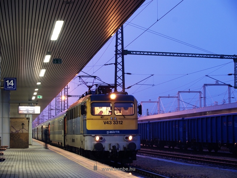 The V43 3312 at Budapest-Kelenfld with the Euronight train Venezia to Venice, Santa Lucia over Zagreb and Villa Opicina photo