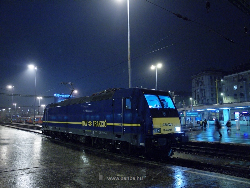 A MÁV-Trakció 480 001-0 pályaszámú Bombardier TRAXX mozdonya a Citadella gyorsvonattal Budapest-Déli pályaudvaron fotó