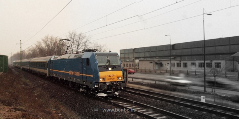 A MÁV-Trakció 480 001-0 pályaszámú Bombardier TRAXX P160 AC2 típusú villanymozdonya Ferihegynél szelektíven színezett panoráma-felvételen fotó