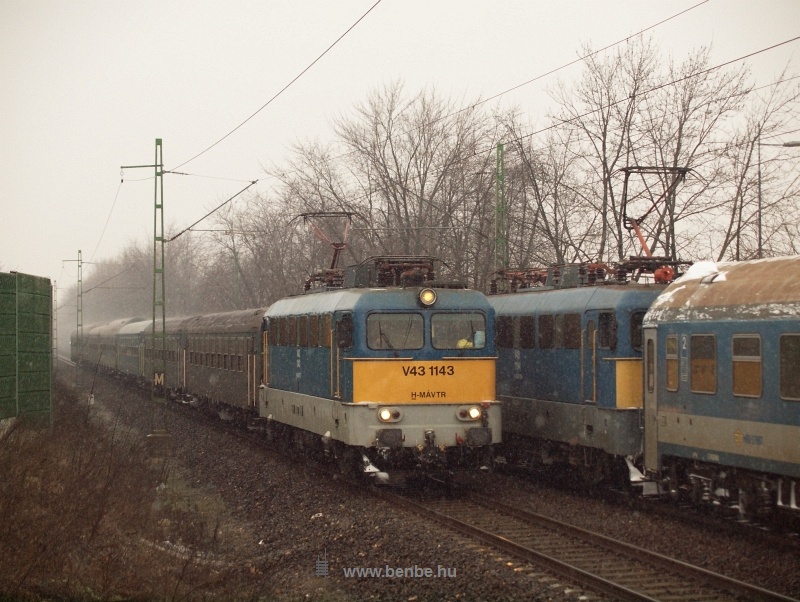 kép V43 1143 és 1194 Ferihegynél találkoznak fotó