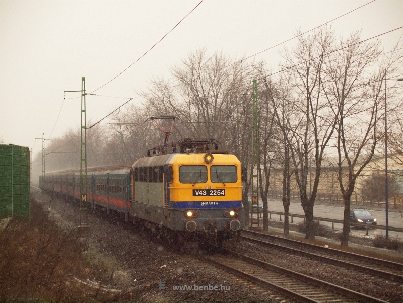 The V43 2254 with a regional fast train between Ferihegy and Vecss photo