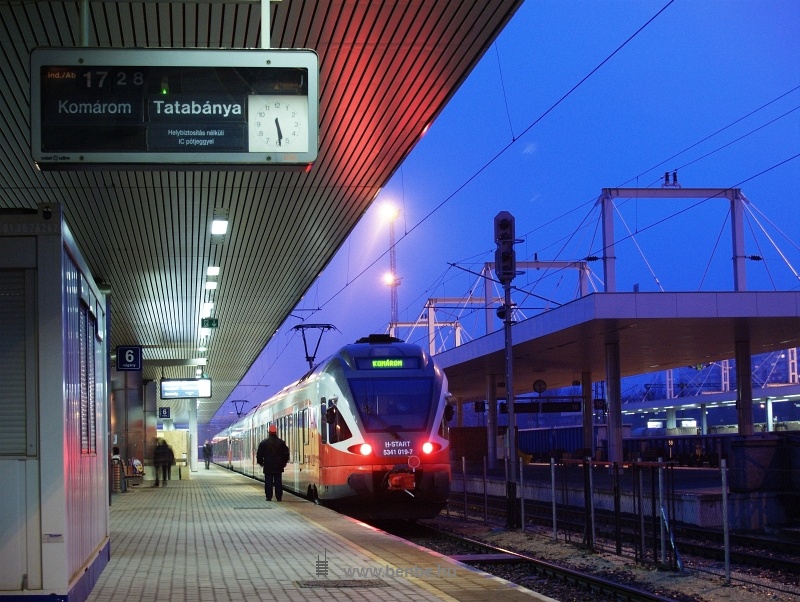 Pár képpel megkerestem a beállításokat, de sajnos közben az idő telt, a Citadella, amivel majd a TRAXX érkezik, késett. A kék óra legszebb percei, amiben aznap ráadásul menetrend szerint érkeznie kellett volna a mozdonynak, pedig múltak. kép A MÁV-START 5341 019-7 pályaszámú FLIRT-je Kelenföldön egy Budapest-Komárom személyvonattal fotó