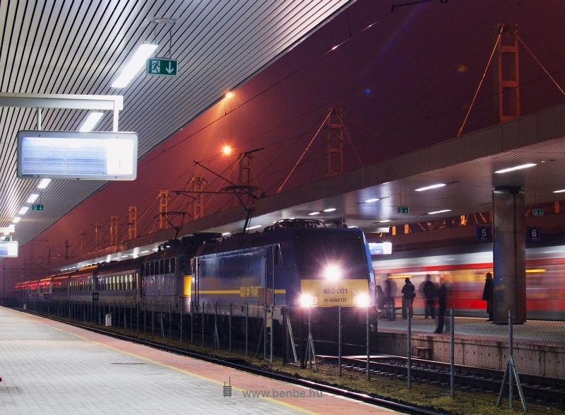 A MÁV-Trakció 480 001-0 pályaszámú Bombardier TRAXX mozdonya a Citadella gyorsvonattal Kelenföld állomáson fotó