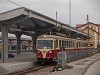 Az TREŽ 411 902-0 Hőlak-Trencsénteplic állomáson a kisvasút peronjánál