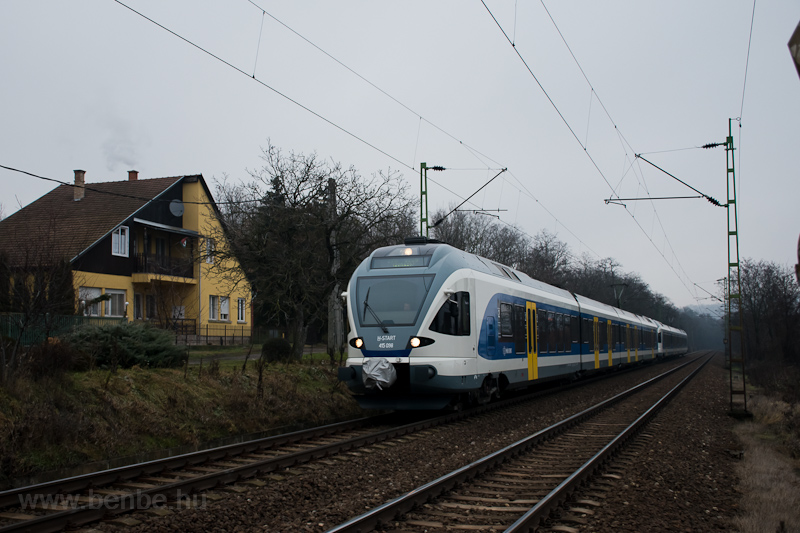 The MÁV-START 415 098 seen  picture