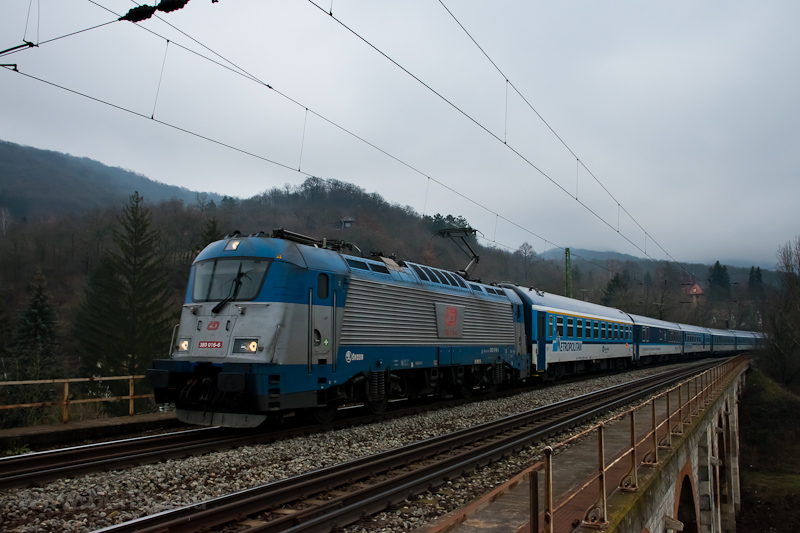 The ČD 380 016-6 seen hauling a Metropolitan EuroCity between Dmsi tkels and Zebegny on the viadukt photo