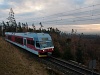 A ŽSSK TEŽ 425 962-8 Felsőerdőfalva és Felsőtátrafüred között, a háttérben a viharok által letarolt erdő maradványaival