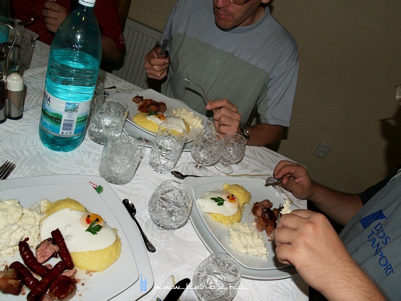 A vacsora egyik fogsa a Popas Bucovina Hotel Sucevitban fot