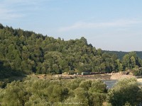 The M62 1456 is helping in strengthening the wall under the tracks at the bank of the river Prut between Deliaty and Dobrotov