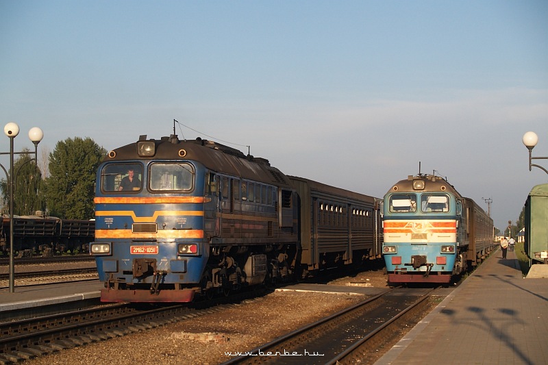 The DPL1-002 and 2M62-1051 at Kolomiya station photo