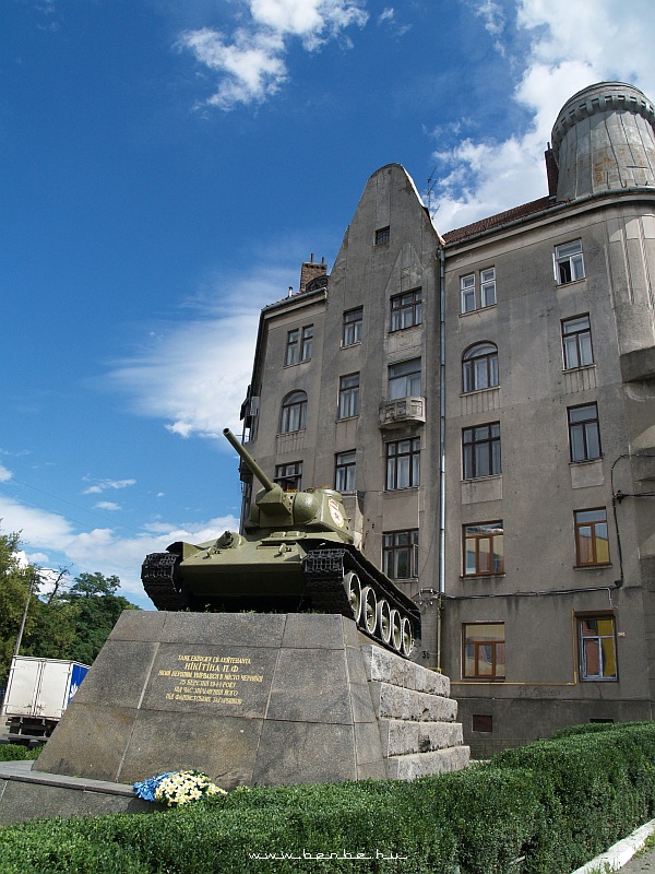 Tank Csernovicban fotó