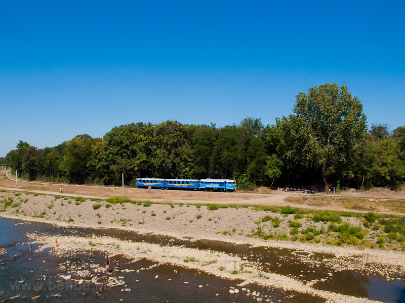 The UZ TU2 098 seen between Malodozhnaye/Молодежная and Park/Парк on the Uzhhorod Children's Railway photo