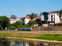 The UZ TU2 098 seen between Молодежная and Парк on the Uzh river enbankment