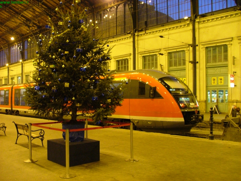 The 6342 013-7 at Nyugati with a christmas tree photo