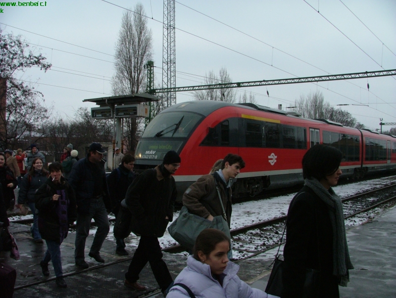 63-42 017-8 Szegeden, utasokkal krbevve fot