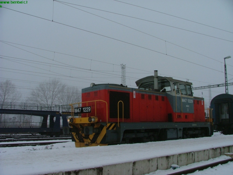 The M47 1229 at Bkscsaba station photo