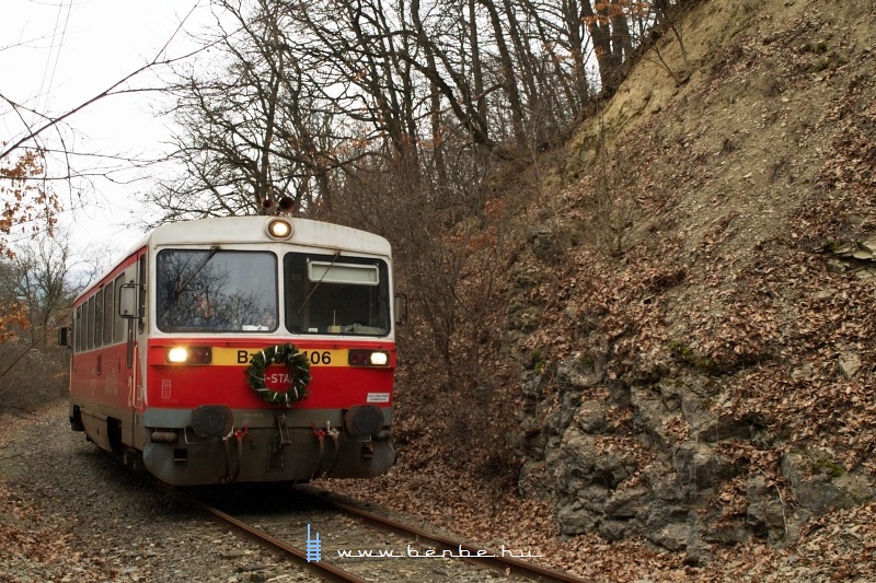 The Bzmot 406 at Bnvlgye Encampments stop, in the cuttings photo