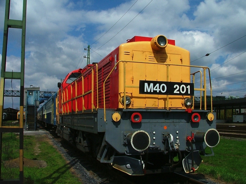The freshly painted M40 201 at Hatvan photo