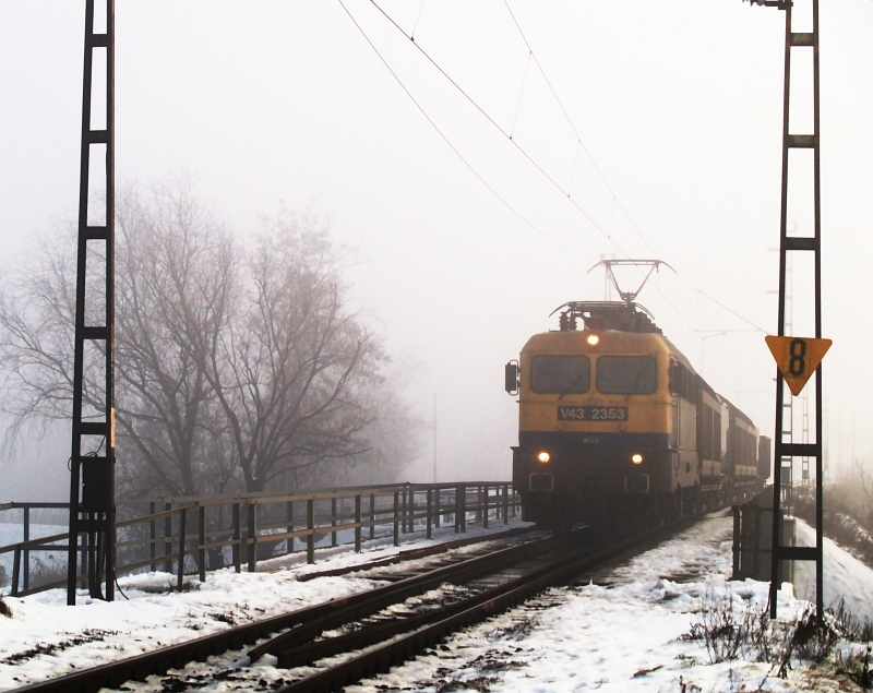 The V43 2353 departing from Jszberny photo