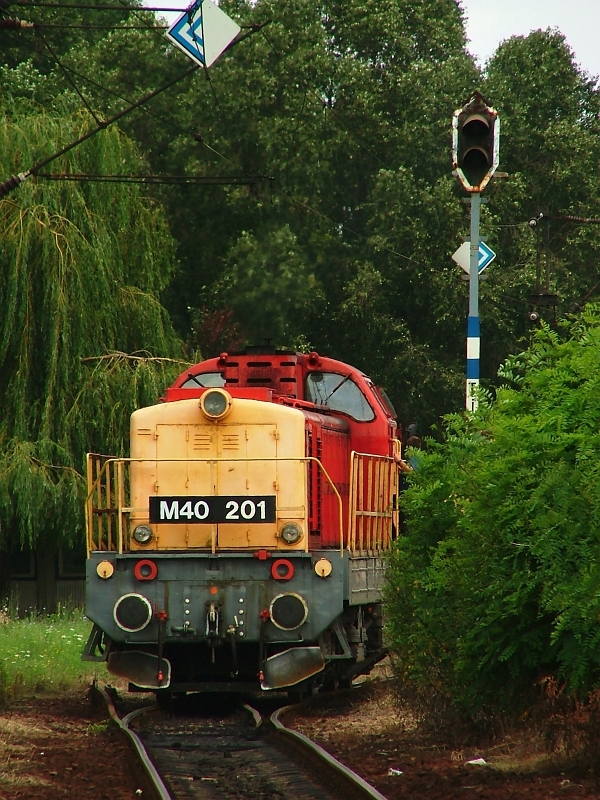 The M40 201 left the coaches behind and went to the depot photo