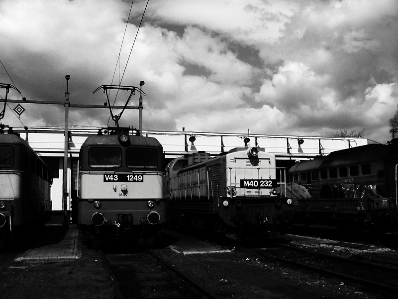 The M40 232 and V43 1249 at Hatvan Depot photo