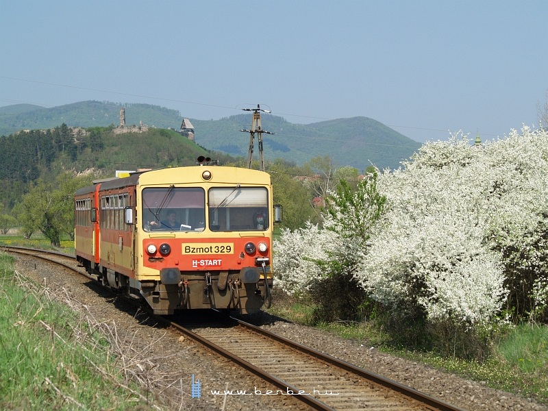 The Bzmot 329 and the ruins of the castle at Ngrd photo