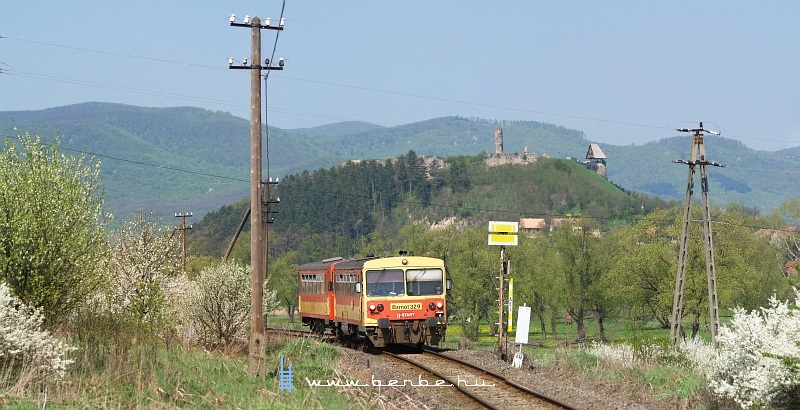 The Bzmot 329 and the ruins of the castle at Ngrd photo