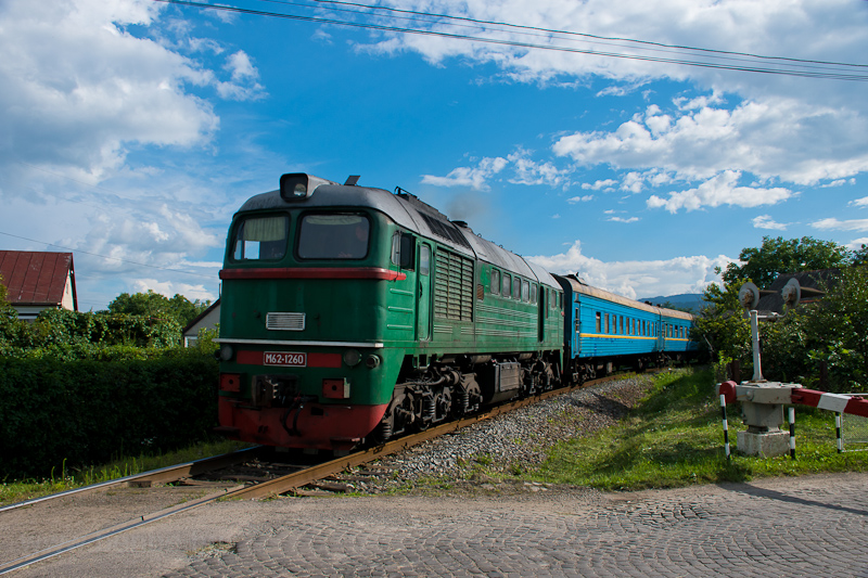 Az UZ M62-1260 Aknaszlatina-1 s Aknaszlatina-2 kztt egy Lembergbe / Lvivbe tart gyorsvonattal fot