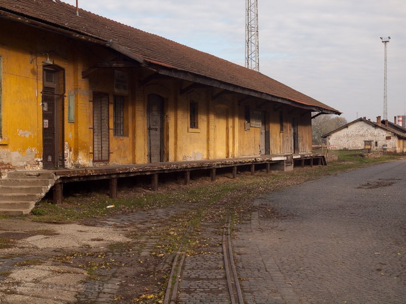 The narrow-gauge siding of  photo