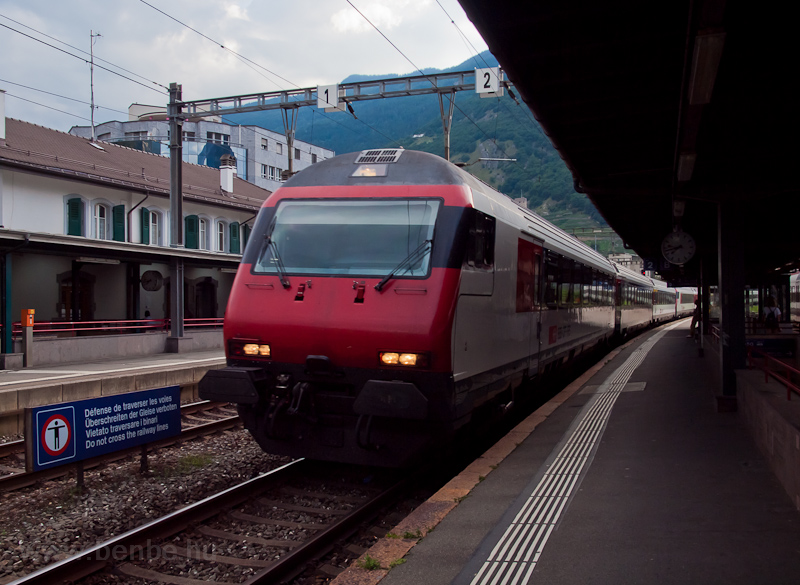 Egy megerőstett SBB-CFF-FFS InterCity rkezik a Simplonbahn Martigny llomsra vezrlőkocsival fot