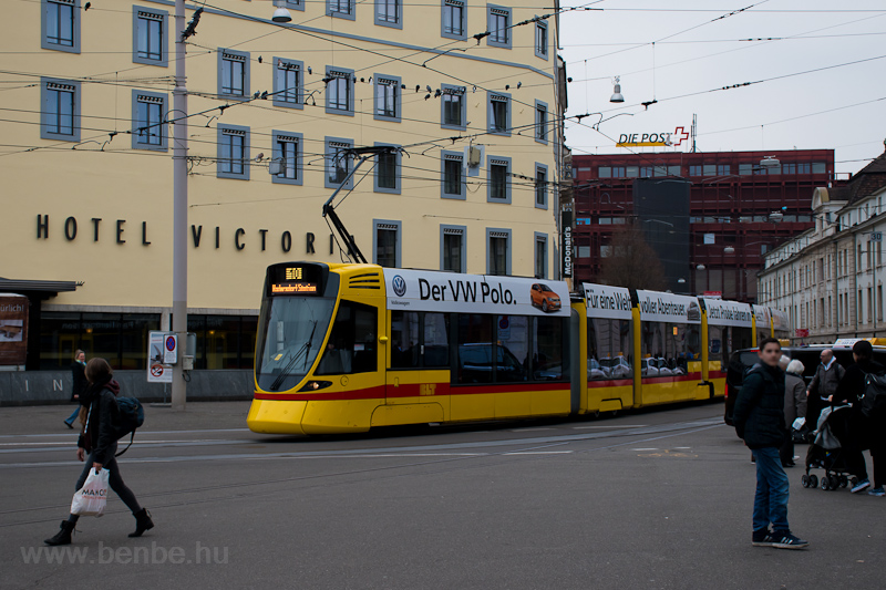 A Baselland-Transport (BLT) Stadler Tango villamosa Basel SBB lloms előtt fot