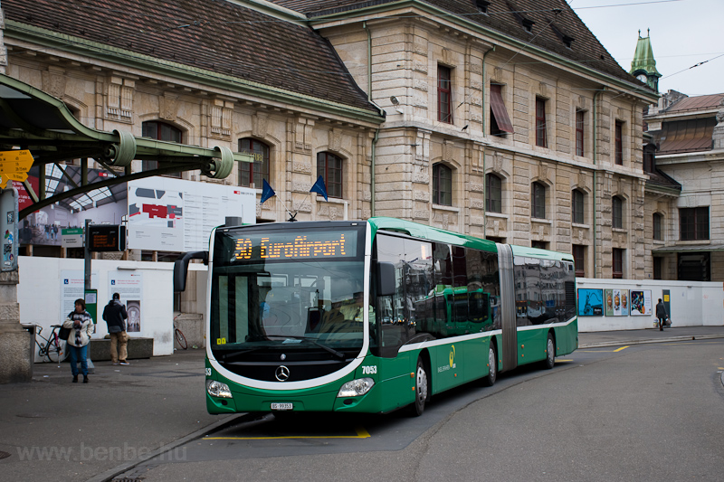 A Basler Verkehrs-Betriebe (BVB) 7053 Mercedes autbusza Basel SBB llomson fot