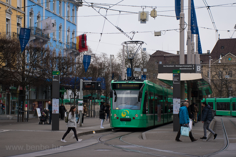 A Basler Verkehrs-Betriebe (BVB) 308 plyaszm Siemens Combino Basel SBB llomson fot