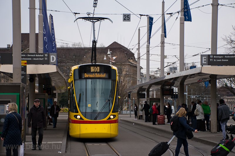 Egy ismeretlen Baselland Transport (BLT) Stadler Tango a Dornach Bahnhof fel tart 10-es interurbn viszonylaton Basel SBB llomson fot