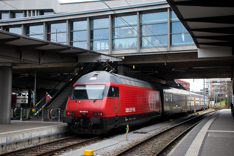 A SBB 460 054-0 Basel SBB llomson tol egy emeletes InterCity vonatot fot