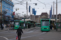 A Basler Verkehrs-Betriebe (BVB) 309 plyaszm Combino villamosa Basel SBB lloms előtt